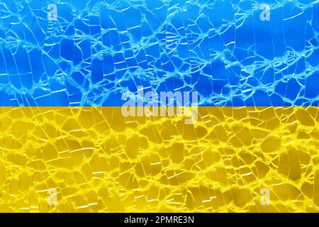 ukrainische Flagge auf gebrochenem Glashintergrund Stockfoto