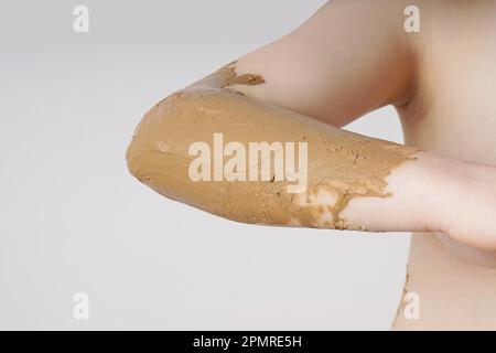 Winkelstück in Arzneimitteln Lehm bedeckt oder heilenden Schlamm oder Erde Stockfoto