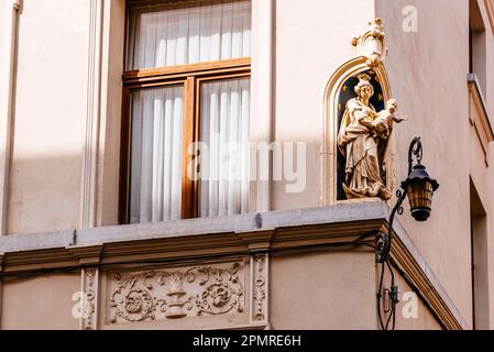 Eine der Antwerpener Madonnas. Kleine Nischen in den Ecken der Häuser mit einer Jungfrau. Es gibt mehr als 150 in der Altstadt. Antwerpen, Flämische Region Stockfoto