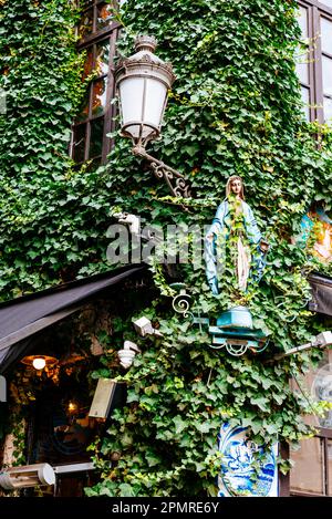 Eine der Antwerpener Madonnas. Kleine Nischen in den Ecken der Häuser mit einer Jungfrau. Es gibt mehr als 150 in der Altstadt. Antwerpen, Flämische Region Stockfoto