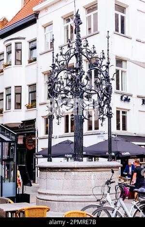 Quinten Matsijs Brunnen, Handschoenmarkt Platz. Matsijs schuf das eiserne Werk der Wasserbrunnen am Handschoenmarkt und stellte die Legende von Silvius Br. Dar Stockfoto