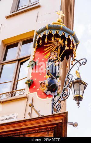 Eine der Antwerpener Madonnas. Kleine Nischen in den Ecken der Häuser mit einer Jungfrau. Es gibt mehr als 150 in der Altstadt. Antwerpen, Flämische Region Stockfoto