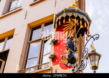 Eine der Antwerpener Madonnas. Kleine Nischen in den Ecken der Häuser mit einer Jungfrau. Es gibt mehr als 150 in der Altstadt. Antwerpen, Flämische Region Stockfoto