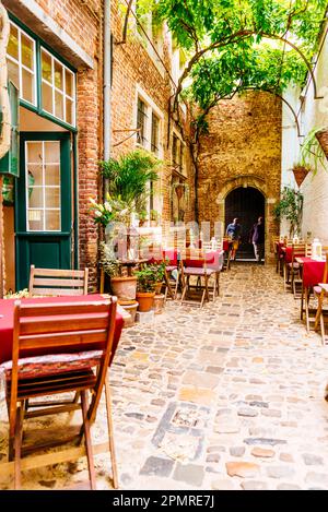 Vlaeykensgang, eine kleine mittelalterliche Gasse im Stadtzentrum. Antwerpen, Flämische Region, Belgien, Europa Stockfoto