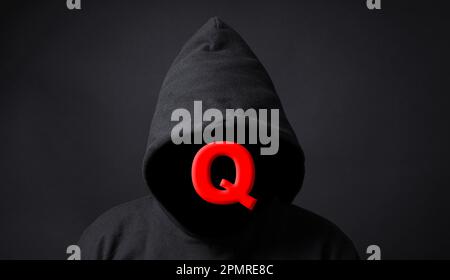 QAnon Verschwörungstheorie - Q Symbol auf gesichtslosen Person trägt schwarzen Hoodie Stockfoto