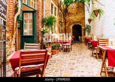 Vlaeykensgang, eine kleine mittelalterliche Gasse im Stadtzentrum. Antwerpen, Flämische Region, Belgien, Europa Stockfoto