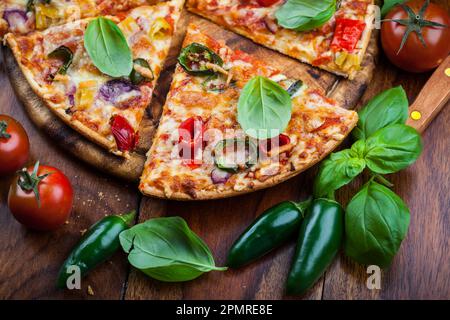 Tradition spanische Pizza mit Chili und jalapenos Stockfoto