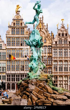 Gildenhäuser im Grote Markt mit Brabo-Brunnen. Guild Houses in Grote Markt ist eine Reihe von Guild Houses, die ursprünglich um 1580 erbaut wurde. Während der Stockfoto