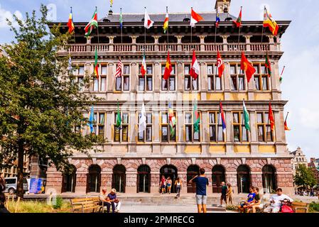 Seitenansicht. Das Rathaus von Antwerpen, Renaissance-Gebäude, steht auf der Westseite von Antwerpens Grote Markt, großer Marktplatz. Errichtet zwischen 15 Stockfoto