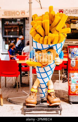 Außenwerbung eines belgischen Pommes-Ladens. Antwerpen, Flämische Region, Belgien, Europa Stockfoto