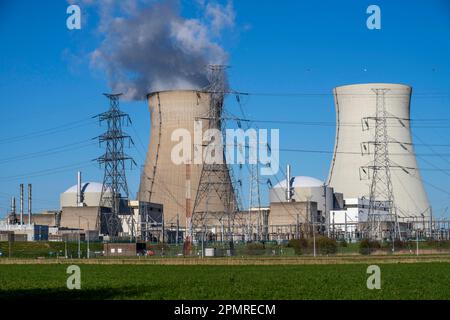 Das Kernkraftwerk Doel am Fluss Schelde, eines von zwei Kernkraftwerken in Belgien, besteht aus drei Betriebseinheiten, die jeweils mit einem Pressur ausgestattet sind Stockfoto