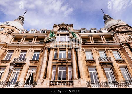 Hansahuis war eines der ersten Bürogebäude in Antwerpen. Erbaut vom Architekten Jos Hertogs zwischen 1897 und 1901. Der Bildhauer Stockfoto