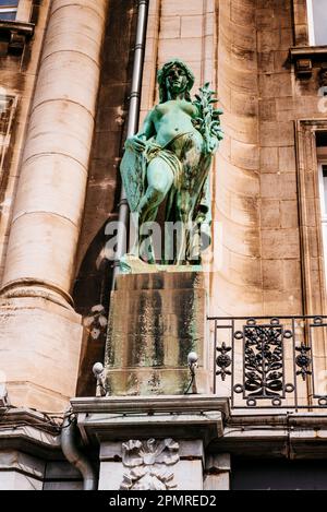 Detail der Bronzestatuen. Hansahuis war eines der ersten Bürogebäude in Antwerpen. Erbaut vom Architekten Jos Hertogs zwischen 1897 und 1901. Th Stockfoto