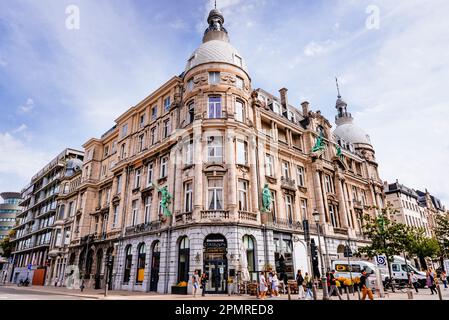 Hansahuis war eines der ersten Bürogebäude in Antwerpen. Erbaut vom Architekten Jos Hertogs zwischen 1897 und 1901. Der Bildhauer Stockfoto