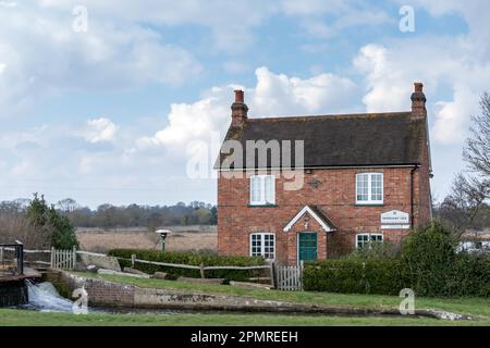 Schloss Papercourt am Wey Navigations Canal Stockfoto