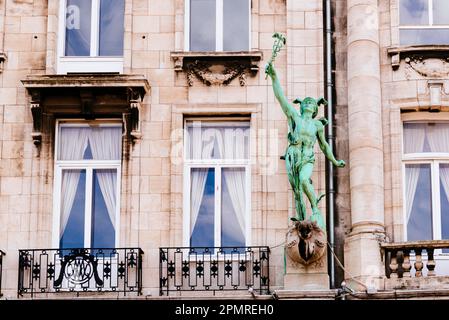 Detail der Bronzestatuen. Hansahuis war eines der ersten Bürogebäude in Antwerpen. Erbaut vom Architekten Jos Hertogs zwischen 1897 und 1901. Th Stockfoto