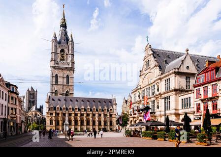 Sint-Baafsplein, das Herz der Stadt. Auf diesem zentralen Platz sind drei Mächte vertreten: Die Bürger durch ihren mächtigen Glockenturm (C), der Intellekt durch Stockfoto