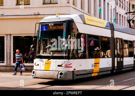 Eine HermeLijn-Straßenbahn. Das Straßenbahnnetz von Gent ist ein Straßenbahnnetz, das Teil des öffentlichen Nahverkehrs in Gent ist und insgesamt drei Linien umfasst Stockfoto