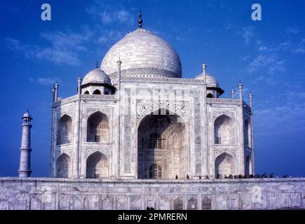Das Taj Mahal, ein elfenbeinfarbenes Marmormausoleum in Agra, Uttar Pradesh, Indien. Sieben Weltwunder Stockfoto