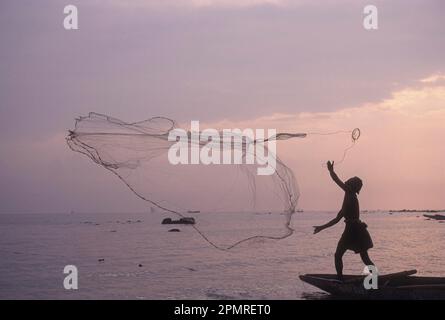 Angeln gegen Sonnenaufgang, Bucht von Bengal, Ramakrishna Mission Beach in Visakhapatnam oder Vizag, Andhra Pradesh, Indien, Asien Stockfoto