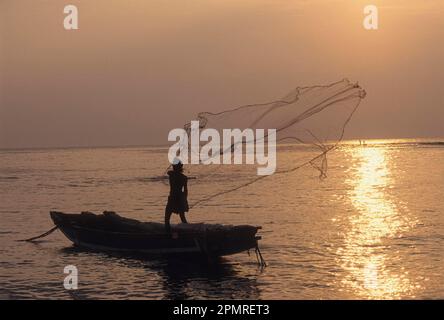 Angeln gegen Sonnenaufgang, Bucht von Bengal, Ramakrishna Mission Beach in Visakhapatnam oder Vizag, Andhra Pradesh, Indien, Asien Stockfoto