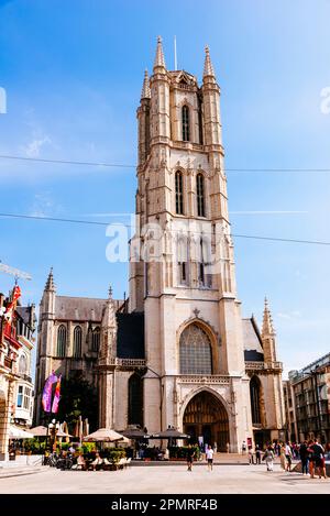 Die Kathedrale von Saint Bavo und ihr majestätischer Glockenturm. Gent, Ostflandern, Flämische Region, Belgien, Europa Stockfoto