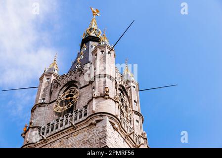 Details des Gipfels. Der Glockenturm von Gent ist einer von drei mittelalterlichen Türmen mit Blick auf die Altstadt von Gent. Seine Höhe von 91 Metern macht es zum Stockfoto