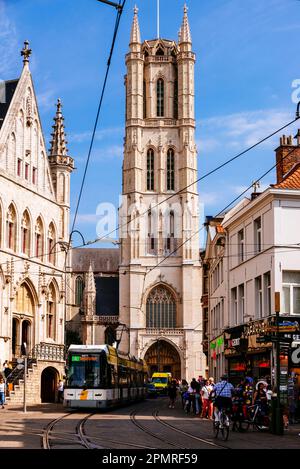 Der St. Bavo's Cathedral Tower (C) und die Tuchhalle (L), Lakenhalle, ist am städtischen Glockenturm, Belfort, angeschlossen. Gent, Ostflandern, Flämisches Regi Stockfoto