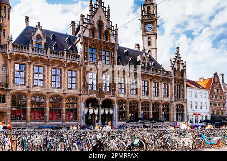 Ehemaliges Postamt. Historisches Gebäude mit Geschäften und Luxushotel. Das historische Gebäude wurde in das luxuriöse Einkaufszentrum „De Post“ umgewandelt Stockfoto