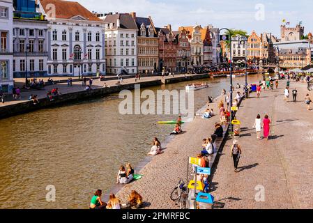 Korenlei Kai von der St. Michaels Brücke aus gesehen. Historisches Stadtzentrum von Gent, Fluss Leie. Gent, Ostflandern, Flämische Region, Belgien, Europa Stockfoto