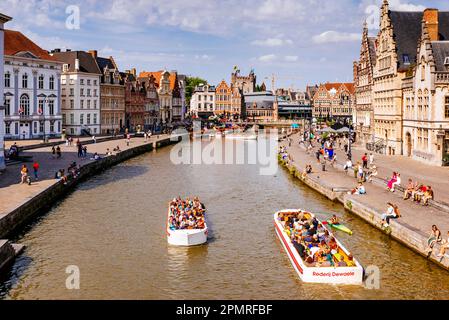 Graslei und Korenlei Kai von der St. Michael's Bridge aus gesehen. Historisches Stadtzentrum von Gent, Fluss Leie. Gent, Ostflandern, Flämische Region, Belgien, Eur Stockfoto