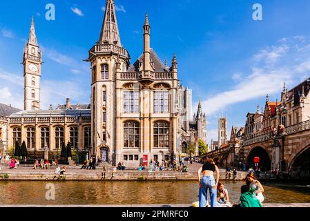 Ehemaliges Postamt und St. Michaels Brücke, Sint-Michielsbrug, eine Steinbogenbrücke. Gent, Ostflandern, Flämische Region, Belgien, Europa Stockfoto