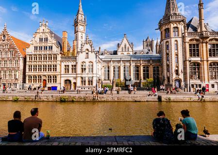 Graslei, von Korenlei aus gesehen, ist ein Kai im historischen Stadtzentrum von Gent, Belgien, am rechten Ufer der Leie. Gent, East Flander Stockfoto