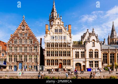 Graslei, von Korenlei aus gesehen, ist ein Kai im historischen Stadtzentrum von Gent, Belgien, am rechten Ufer der Leie. Gent, East Flander Stockfoto