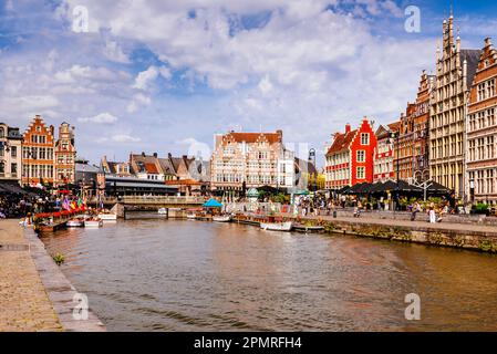 Korenlei und im Hintergrund die Grasbrug-Brücke, die mit den Graslei verbunden ist. Gent, Ostflandern, Flämische Region, Belgien, Europa Stockfoto