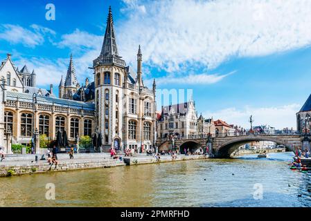 Ehemaliges Postamt und St. Michaels Brücke, Sint-Michielsbrug, eine Steinbogenbrücke. Gent, Ostflandern, Flämische Region, Belgien, Europa Stockfoto