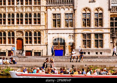 Graslei, von Korenlei aus gesehen, ist ein Kai im historischen Stadtzentrum von Gent, Belgien, am rechten Ufer der Leie. Gent, East Flander Stockfoto