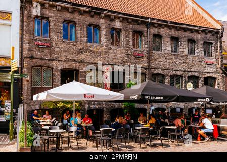 Brauereiterrasse neben der Großen Metzgerhalle. Mittelalterlicher Marktplatz. Gent, Ostflandern, Flämische Region, Belgien, Europa Stockfoto