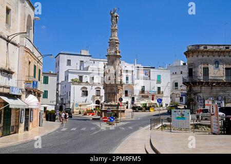 Guglia di Sant Oronzo, Sant Oronzo, Säule, Piazza della Liberta, Platz, Ostuni, Provinz Brindisi, Apulien, Italien Stockfoto