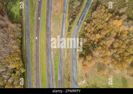 Ein Luftblick auf einen langen, geraden und leeren mehrspurigen Highway, umgeben von ländlichen Landschaften Stockfoto