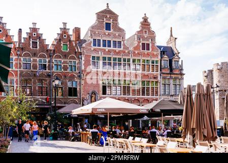 Der Platz Sint-Veerleplein, ein lebhafter Platz umgeben von Geschichte. Gent, Ostflandern, Flämische Region, Belgien, Europa Stockfoto