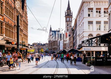 Korenmarkt-Platz. Hervorhebung des ehemaligen Postamts und Uhrenturms. Gent, Ostflandern, Flämische Region, Belgien, Europa Stockfoto