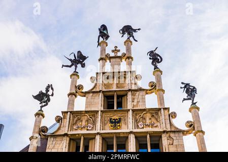 Die aus dem 16. Jahrhundert stammende Masons' Guild Hall auf dem Stufengabel tanzt mit sechs Figuren fröhlich. Gent, Ostflandern, Flämische Region, Bel Stockfoto