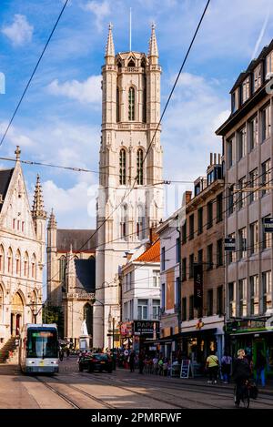 Der St. Bavo's Cathedral Tower (C) und die Tuchhalle (L), Lakenhalle, ist am städtischen Glockenturm, Belfort, angeschlossen. Gent, Ostflandern, Flämisches Regi Stockfoto