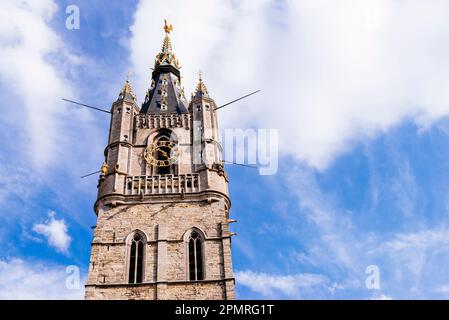 Details des Gipfels. Der Glockenturm von Gent ist einer von drei mittelalterlichen Türmen mit Blick auf die Altstadt von Gent. Seine Höhe von 91 Metern macht es zum Stockfoto