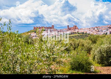 Panoramablick auf die Stadt Baños de la Encina zwischen Olivenhainen. Baños de la Encina, Jaén, Andalucía, Spanien, Europa Stockfoto