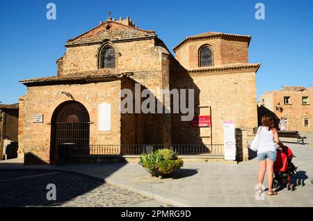 Kirche San Miguel. Dieser Tempel wurde am Ende des 15. Jahrhunderts im gotischen Stil erbaut, aber der alte romanische Glockenturm aus den 1 Jahren Stockfoto