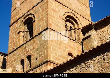 Detail Romanischer Glockenturm mit Zirkel. Kirche San Miguel. Dieser Tempel wurde Ende des 15. Jahrhunderts im gotischen Stil erbaut, aber im alten Ro Stockfoto