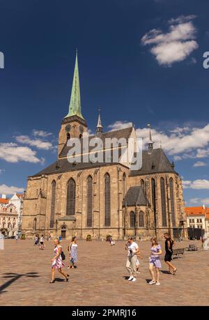 PILSEN, TSCHECHISCHE REPUBLIK, EUROPA - die Kathedrale von St. Bartholomew, eine gotische Kirche auf dem Hauptplatz von Pilsen. Stockfoto