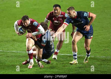 Sale Sharks' Tom Roebuck (links) wird während des Gallagher Premiership-Spiels in Ashton Gate, Bristol, von AJ MacGinty von Bristol Bears angegriffen. Foto: Freitag, 14. April 2023. Stockfoto